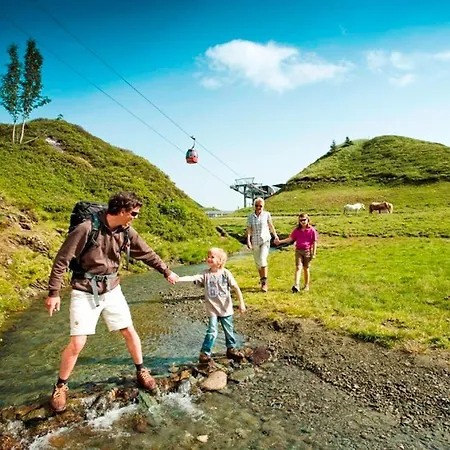 Alpenparks & Zell Am מלון דירות